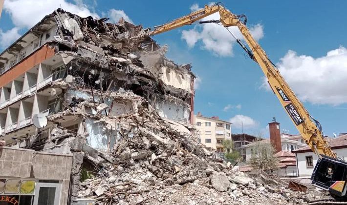 Atıl durumdaki Kervan Otel yıkılıyor