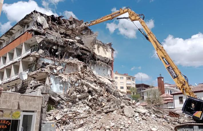 Atıl durumdaki Kervan Otel yıkılıyor