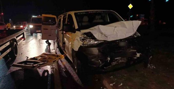 Aynı firmaya ait 2 tur aracı çarpıştı… 4’ü turist 6 kişi yaralandı