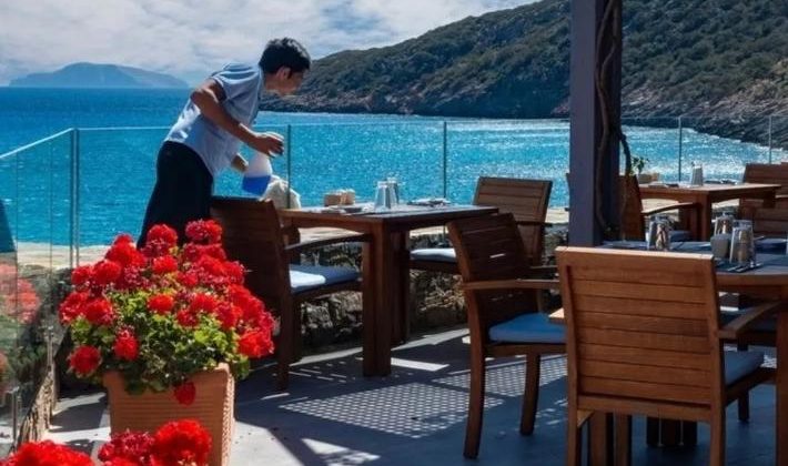 Yunanistan turizm sektöründe çalışan açığı krize dönüştü