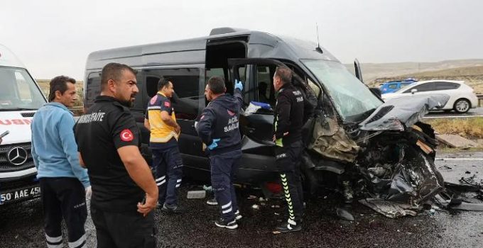Turist taşıyan minibüs kaza yaptı: 3’ü ağır 7 yaralı