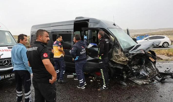 Turist taşıyan minibüs kaza yaptı: 3’ü ağır 7 yaralı