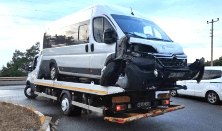 Bodrum’da otel servis minibüsü ile otomobil çarpıştı… 19 yaralı