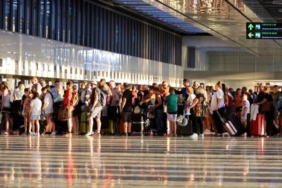 Uçak seyahatlerinde çevre dostu yakıt vergisi uygulanacak.