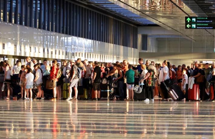 Uçak seyahatlerinde çevre dostu yakıt vergisi uygulanacak.